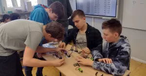 [FOTO] Uczniowie ze Studzienic zbudowali komputery osobiste zgodne z Apple I