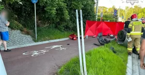 [WIDEO, FOTO] Zderzenie auta z rowerzystk i dachowanie na drodze wojewdzkiej nr 939 w ce