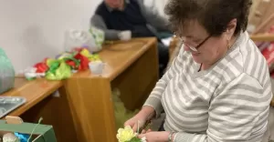 [ZDJCIA] Pani Janina i jej kwiaty z bibuy