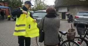 Policjanci wręczali rowerzystom kamizelki odblaskowe - 10.2017