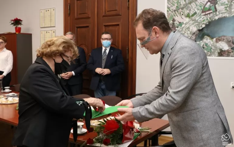 Odznaczenia Sybiracy wręczyli odznaki władzom powiatu i pracownicom starostwa - 16.12.2020