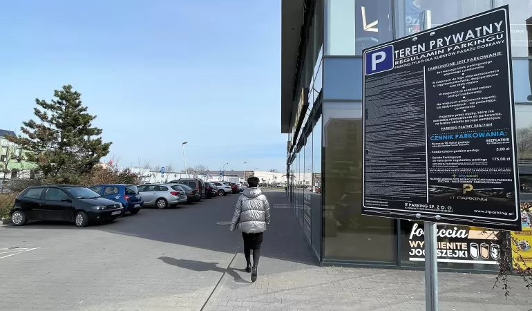 Parkomat na parkingu przed Pasażem Dobrawy - 17.03.2023