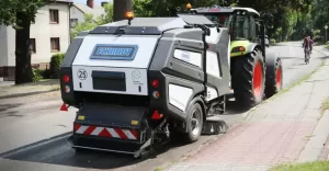 Nowa zamiatarka czyści powiatowe drogi