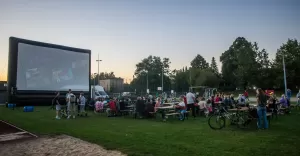 [ZDJĘCIA] Kino plenerowe w Piasku: obejrzeliśmy komedię "W trójkącie"