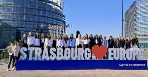 Grupa uczniów ze Szkoły Podstawowej nr 1 im. Janusza Korczaka w Pawłowicach uczestniczyła w wyjątkowym wydarzeniu w siedzibie Parlamentu Europejskiego - 05.2025