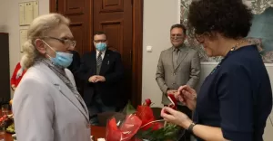 Odznaczenia Sybiracy wręczyli odznaki władzom powiatu i pracownicom starostwa - 16.12.2020