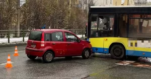 Zderzenie autobusu z osobówką - 10.12.2020