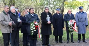 Złożyli kwiaty i znicze na cmentarzu wojennym - 30.10.2017