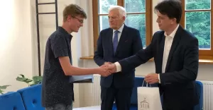 UCZEŃ "SAMOCHODÓWKI" LAUREATEM WOJEWÓDZKIEGO KONKURSU LITERACKIEGO