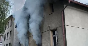 Pożar mieszkania w kamienicy w centrum Pszczyny - 24.08.2020
